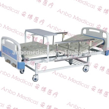 Double fonction du lit patient avec table de repas et rails latéraux